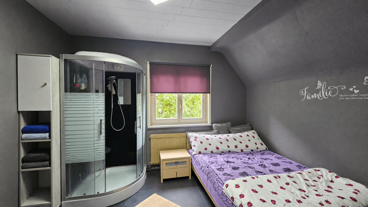 DG Schlafzimmer mit Dusche (KI optimiert)